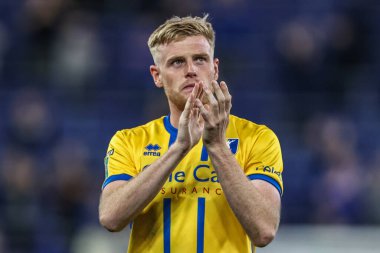 Mansfield Town 'dan Will Evans, 27 Ağustos 2025 tarihinde İngiltere' nin Liverpool kentindeki Hill Dickinson Stadyumu 'nda oynanan Carabao Kupası maçından sonra taraftarları alkışlıyor.