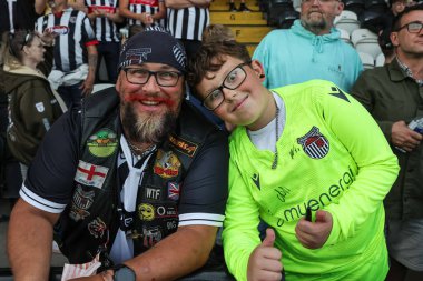 Grimsby taraftarları, 27 Ağustos 2025 'te İngiltere' de Blundell Park, Cleethorpes 'ta oynanan Grimsby Town-Manchester United maçında başlama vuruşuna hazırlanıyor.