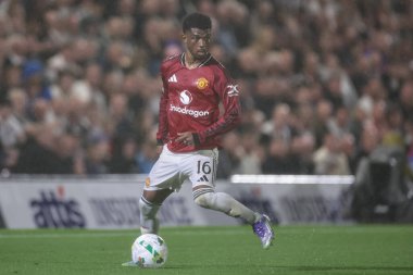 Manchester United takımından Amad Diallo, 27 Ağustos 2025 'te Blundell Park, Cleethorpes' ta Grimsby Town ile Manchester United arasındaki Carabao Kupası maçında topu aldı.