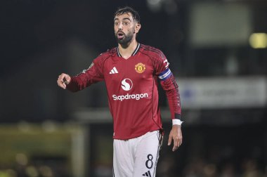 Manchester United takımından Bruno Fernandes, 27 Ağustos 2025 'te Blundell Park, Cleethorpes, Birleşik Krallık' ta oynanan Grimsby Town - Manchester United maçında takım talimatlarını veriyor.