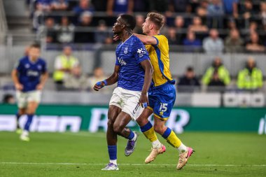 Mansfield Town 'dan Jamie McDonnell ve Everton' dan Thierno Barry, 27 Ağustos 2025 'te İngiltere' nin Liverpool şehrindeki Hill Dickinson Stadyumu 'nda oynanan Carabao Kupası maçında top için savaştılar.