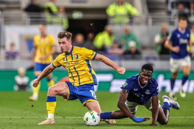 Mansfield Town 'dan Jamie McDonnell ve Everton' dan Thierno Barry, 27 Ağustos 2025 'te İngiltere' nin Liverpool şehrindeki Hill Dickinson Stadyumu 'nda oynanan Carabao Kupası maçında top için savaştılar.