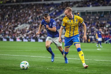 Mansfield Town 'dan Max Dickov, 27 Ağustos 2025' te İngiltere 'nin Liverpool kentinde oynanan Carabao Kupası maçında Everton - Mansfield Town maçında Everton - Mansfield Town maçında Everton Coleman' ın baskısı altında topu temizliyor.