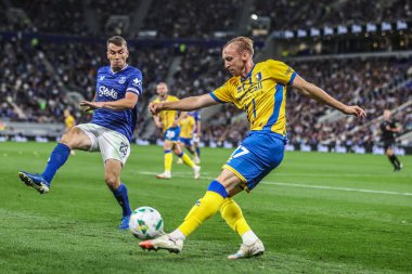 Mansfield Town 'dan Max Dickov, 27 Ağustos 2025' te İngiltere 'nin Liverpool kentinde oynanan Carabao Kupası maçında Everton - Mansfield Town maçında Everton - Mansfield Town maçında Everton Coleman' ın baskısı altında topu temizliyor.