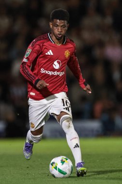 Manchester United takımından Amad Diallo, 27 Ağustos 2025 'te Blundell Park, Cleethorpes, İngiltere' de oynanan Grimsby Town-Manchester United maçında topa vuruyor.