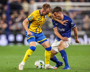 Mansfield Town 'dan Max Dickov ve Everton' dan Samus Coleman Carabao Kupası maçında Everton, Mansfield Town 'a karşı Liverpool, İngiltere' de 27 Ağustos 2025 'te oynanan