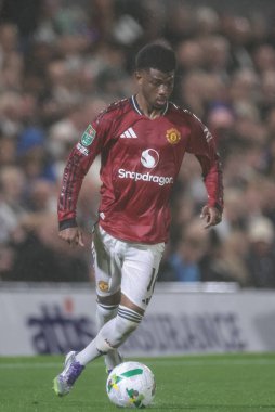 Manchester United takımından Amad Diallo, 27 Ağustos 2025 'te Blundell Park, Cleethorpes' ta Grimsby Town ile Manchester United arasındaki Carabao Kupası maçında topu aldı.