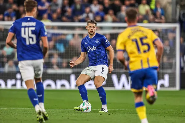 Everton 'dan James Tarkowski Carabao Kupası maçı sırasında Everton, Mansfield Town' a karşı Hill Dickinson Stadyumu, Liverpool, Birleşik Krallık, 27 Ağustos 2025