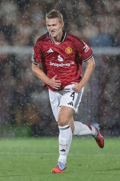 Manchester United takımından Matthijs de Ligt Carabao Kupası maçında sağanak yağmurda Grimsby Town, Manchester United 'a karşı Blundell Park, Cleethorpes, Birleşik Krallık, 27 Ağustos 2025