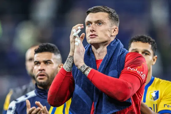 Mansfield Town 'dan Liam Roberts, 27 Ağustos 2025 tarihinde İngiltere' nin Liverpool kentindeki Hill Dickinson Stadyumu 'nda oynanan Carabao Kupası maçından sonra taraftarları alkışlıyor.