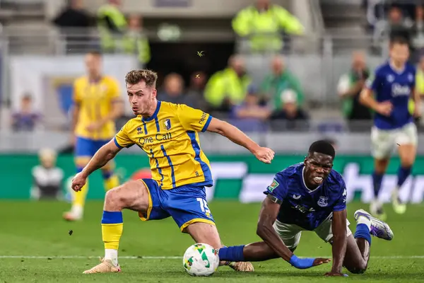 Mansfield Town 'dan Jamie McDonnell ve Everton' dan Thierno Barry, 27 Ağustos 2025 'te İngiltere' nin Liverpool şehrindeki Hill Dickinson Stadyumu 'nda oynanan Carabao Kupası maçında top için savaştılar.