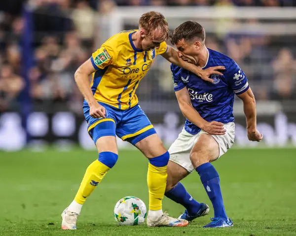 Mansfield Town 'dan Max Dickov ve Everton' dan Samus Coleman Carabao Kupası maçında Everton, Mansfield Town 'a karşı Liverpool, İngiltere' de 27 Ağustos 2025 'te oynanan