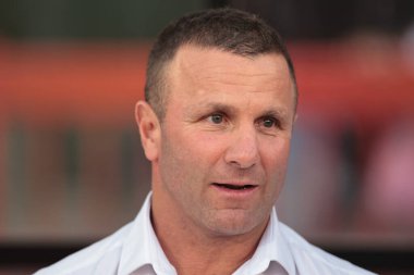 Willie Peters Hull KR 'ın baş antrenörü, 29 Ağustos 2025' te İngiltere 'nin Hull kentindeki Sewell Group Craven Park' ta oynanan Betfred 24. Süper Lig karşılaşmasında ısınma öncesi yedek kulübesinde oturuyor.