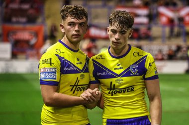 Warrington Wolves 'tan James Duffy, Warrington Wolves' tan Tom McKinney ile el sıkışıyor. 24. Betfred Süper Lig karşılaşmasında Warrington Wolves, Salford Red Devils 'e karşı. Halliwell Jones Stadyumu, Warrington, Birleşik Krallık, 29 Ağustos 2025