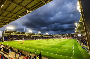 Halliwell Jones Stadyumu 'nun 24. Betfred Süper Lig karşılaşması sırasında Halliwell Jones Stadyumu, Warrington, Birleşik Krallık' ta oynanan Warrington Wolves - Salford Red Devils maçının genel görüntüsü.