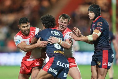 Hull KR 'dan Rhyse Martin ve Hull KR' dan Jack Broadbent, Sewell Group Craven Park, Kingston upon Hull, Birleşik Krallık, 29 Ağustos 2025 'te oynanan Betfred Süper Lig karşılaşmasında St. Helens' e karşı oynadılar.