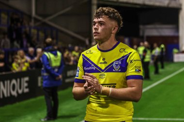 Warrington Wolves 'tan Tom McKinney, 29 Ağustos 2025' te İngiltere 'nin Halliwell Jones Stadyumu' nda oynanan 24. Betfred Süper Lig karşılaşmasında taraftarları alkışlıyor.