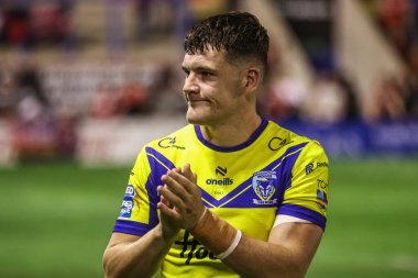 Warrington Wolves takımından Josh Thewlis, 29 Ağustos 2025 'te oynanan Betfred Süper Lig karşılaşmasında taraftarları alkışlıyor. Warrington Wolves, Salford Red Devils' e karşı.