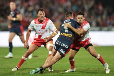 St. Helens 'den Jack Welsby, Hull KR' dan Arthur Mourgue tarafından oynanan Betfred 24. Süper Lig karşılaşmasında Hull KR, St Helens 'e karşı Sewell Group Craven Park, Kingston üzerine Hull, Birleşik Krallık, 29 Ağustos 2025