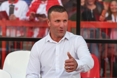Willie Peters Hull KR 'ın baş antrenörü, 29 Ağustos 2025' te İngiltere 'nin Hull kentindeki Sewell Group Craven Park' ta oynanan Betfred 24. Süper Lig karşılaşmasında ısınma öncesi yedek kulübesinde oturuyor.