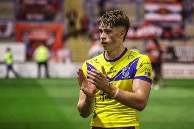 Warrington Wolves takımından James Duffy, 29 Ağustos 2025 'te oynanan Betfred Süper Lig karşılaşmasında taraftarları alkışlıyor. Warrington Wolves, Salford Red Devils' e karşı Halliwell Jones Stadyumu, Warrington, Birleşik Krallık