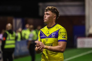 Warrington Wolves 'tan Tom McKinney, 29 Ağustos 2025' te İngiltere 'nin Halliwell Jones Stadyumu' nda oynanan 24. Betfred Süper Lig karşılaşmasında taraftarları alkışlıyor.