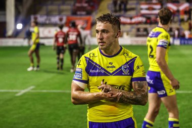 Warrington Wolves 'tan Sam Powell, 29 Ağustos 2025' te İngiltere 'nin Warrington kentinde oynanan 24. Betfred Süper Lig karşılaşmasında taraftarları alkışlıyor.