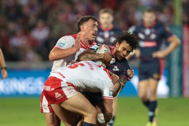 St. Helens 'li Tristan Sailor, Hull KR' dan Mikey Lewis ve Hull KR 'dan Jai Whitbread tarafından oynanan Betfred 24. Süper Lig karşılaşmasında Hull KR, St Helens' e karşı Sewell Group Craven Park, Kingston upon Hull, Birleşik Krallık, 29 Ağustos 2025