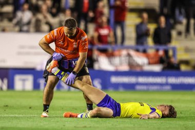 Warrington Wolves takımından James Duffy, 29 Ağustos 2025 'te Warrington, İngiltere' de oynanan Betfred Süper Lig 24. Raundunda sakatlandıktan sonra Halliwell Jones Stadyumu 'nda Warrington Wolves ve Salford Red Devils maçında tedavi gördü.