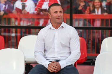 Willie Peters Hull KR 'ın baş antrenörü, 29 Ağustos 2025' te İngiltere 'nin Hull kentindeki Sewell Group Craven Park' ta oynanan Betfred 24. Süper Lig karşılaşmasında ısınma öncesi yedek kulübesinde oturuyor.
