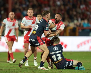 Hull KR 'dan Elliot Minchella, St. Helens' ten Matty Lees ve St. Helens 'ten Joe Batchelor tarafından oynanan Betfred 24. Süper Lig karşılaşmasında Hull KR, St Helens' e karşı Sewell Group Craven Park, Kingston on on on on Hull, Birleşik Krallık, 29 Ağustos 2025