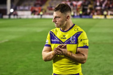 Warrington Wolves 'tan George Williams, 29 Ağustos 2025' te İngiltere 'nin Warrington kentinde oynanan Betfred Süper Lig 24. Maçı' nda taraftarları alkışlıyor.