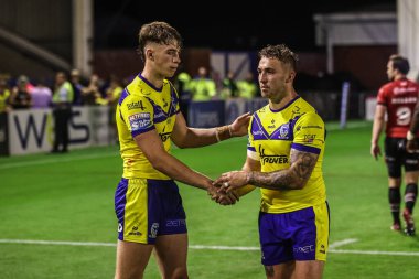 Warrington Wolves 'tan James Duffy, Warrington Wolves' tan Sam Powell ile maç sonrası el sıkışıyor. 24. Betfred Süper Lig karşılaşmasında Warrington Wolves, Salford Red Devils 'e karşı. Halliwell Jones Stadyumu, Warrington, Birleşik Krallık, 29 Ağustos 2025