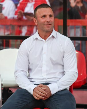 Willie Peters Hull KR 'ın baş antrenörü, 29 Ağustos 2025' te İngiltere 'nin Hull kentindeki Sewell Group Craven Park' ta oynanan Betfred 24. Süper Lig karşılaşmasında ısınma öncesi yedek kulübesinde oturuyor.