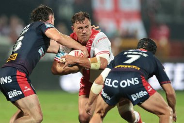 Hull KR 'dan Jai Whitbread, Betfred 24. Süper Lig karşılaşmasında St. Helens takımından Matt Whitley tarafından oynanan Sewell Group Craven Park, Kingston' da oynanan karşılaşmada, 29 Ağustos 2025 tarihinde Hull, İngiltere 'de mücadele etti.