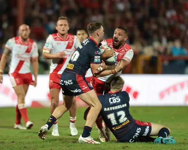 Hull KR 'dan Elliot Minchella, St. Helens' ten Matty Lees ve St. Helens 'ten Joe Batchelor tarafından oynanan Betfred 24. Süper Lig karşılaşmasında Hull KR, St Helens' e karşı Sewell Group Craven Park, Kingston on on on on Hull, Birleşik Krallık, 29 Ağustos 2025