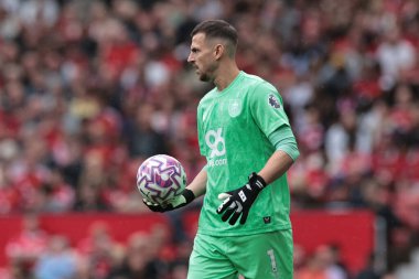 Burnly 'den Martin Dbravka Premier Lig maçında topu Manchester United' a karşı Burnley 'e karşı Old Trafford, Manchester, İngiltere' de 30 Ağustos 2025