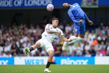 Chelsea 'li Tosin Adarabioyo, 30 Ağustos 2025' te Stamford Bridge, Londra 'da oynanan Premier League karşılaşmasında Fulham' lı Rodrigo Muniz 'e karşı hava düellosunu kazandı.
