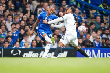 Fulham 'dan Kenny Tete, 30 Ağustos 2025' te Londra 'daki Stamford Köprüsü' nde Chelsea Fulham 'a karşı oynanan Premier League maçında Chelsea' li Joao Pedro 'nun geçişini engellemeye çalıştı.