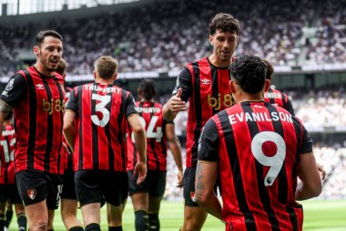 AFC Bournemouth takımından Evanlison, 30 Ağustos 2025 'te Tottenham Hotnemouth' a karşı oynanan Premier Lig maçında takım arkadaşlarıyla yaptığı maçı 0-1 kazanarak kutluyor.