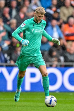 Bolton Wanderers takımından Teddy Sharman-Lowe, 30 Ağustos 2025 'te Bloomfield Road, Blackpool' da Blackpool ve Bolton Wanderers maçında