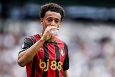 AFC Bournemouth takımından James Hill, 30 Ağustos 2025 'te Tottenham Hotspur' a karşı Bournemouth Premier Lig karşılaşmasında Londra Tottenham Hotspur Stadyumu 'nda maç yapıyor.