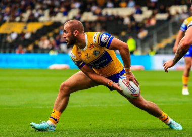 Leeds Rhinos takımından Jarrod O 'Connor, 30 Ağustos 2025' te MKM Stadyumu 'nda oynanan 24. Betfred Süper Lig karşılaşmasında pas veriyor.