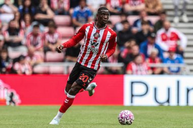 Sunderland 'dan Nordi Mukiele, 30 Ağustos 2025' te İngiltere 'nin Sunderland kentinde oynanan Premier League karşılaşmasında topu kırıyor.