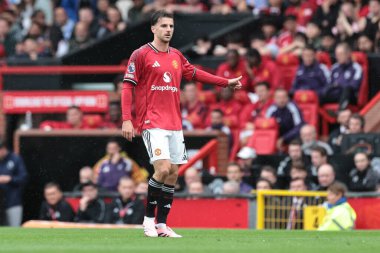 Manchester United takımının 30 Ağustos 2025 'te Old Trafford, Manchester, İngiltere' de oynanan Premier League maçında Mason Mount takımına talimat verdi.