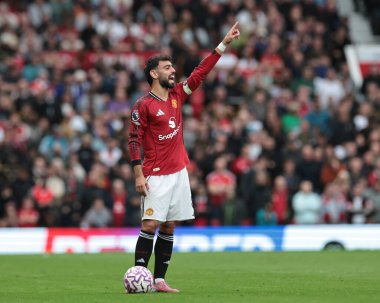 Manchester United 'dan Bruno Fernandes 30 Ağustos 2025' te Old Trafford, Manchester, İngiltere 'de oynanan Premier League maçında serbest atış yapmadan önce takımına talimat verdi.