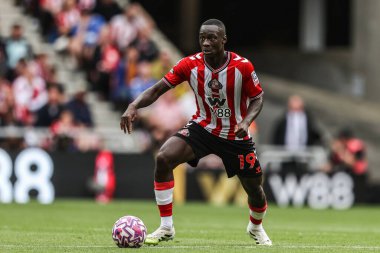Sunderland 'dan Habib Diarra, 30 Ağustos 2025' te İngiltere 'nin Sunderland kentinde oynanan Premier Lig karşılaşmasında topu Sunderland ve Brentford' a veriyor.