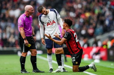 Hakem Simon Hooper, 30 Ağustos 2025 'te Tottenham Hotnemouth' a karşı oynanan Premier Lig karşılaşmasında AFC Bournemouth takımından James Hill ile konuştu.