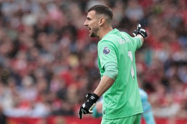 Burnley 'den Martin Dbravka, 30 Ağustos 2025' te Old Trafford, Manchester, İngiltere 'de oynanan Premier League maçında takımına talimat verdi.