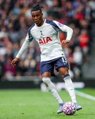 Tottenham Hotspur 'dan Destiny Udogie, Premier League maçında Tottenham Hotspur' a karşı Bournemouth Tottenham Hotspur Stadyumu 'nda 30 Ağustos 2025' te topla koşuyor.